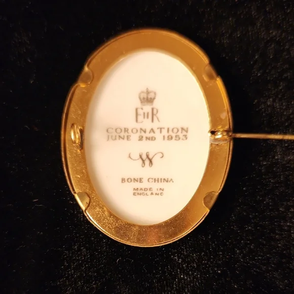 Elizabeth II Coronation Brooch 1953 Bone China, Beautiful Condition - Picture 2 of 10